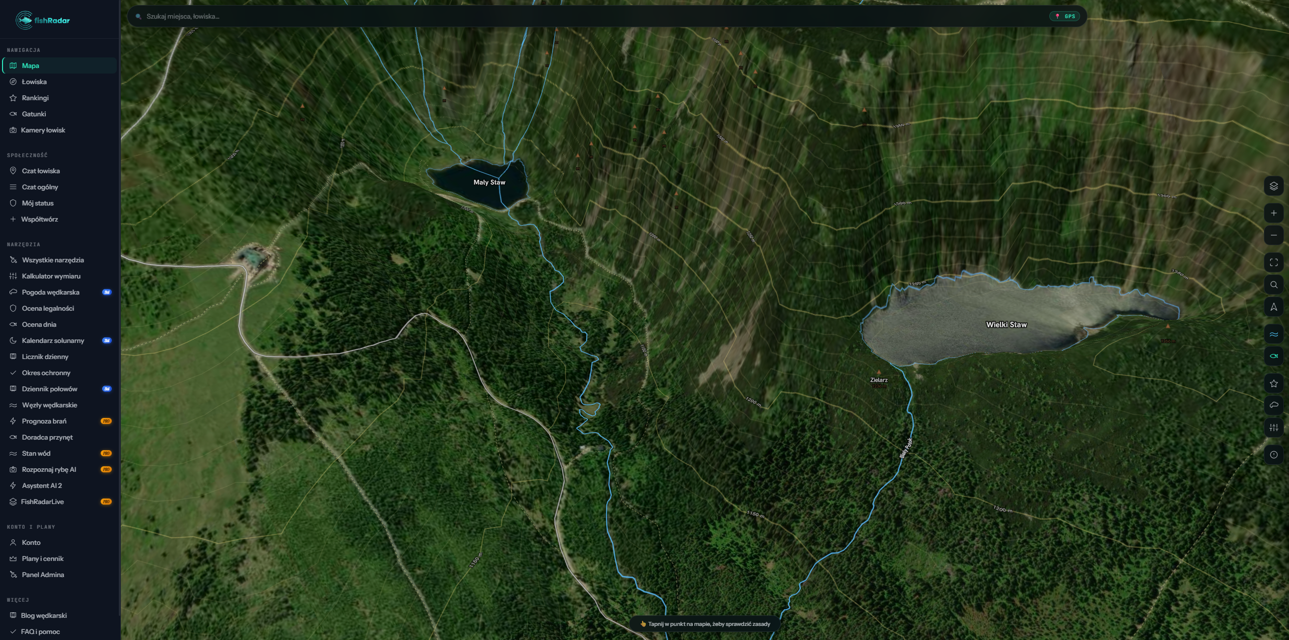 Widok satelitarny 3D dwoch zbiornikow wodnych w fishRadar — Maly Staw i Wielki Staw widziane z perspektywy lotu, otoczone lasami w trojwymiarowym widoku terenu