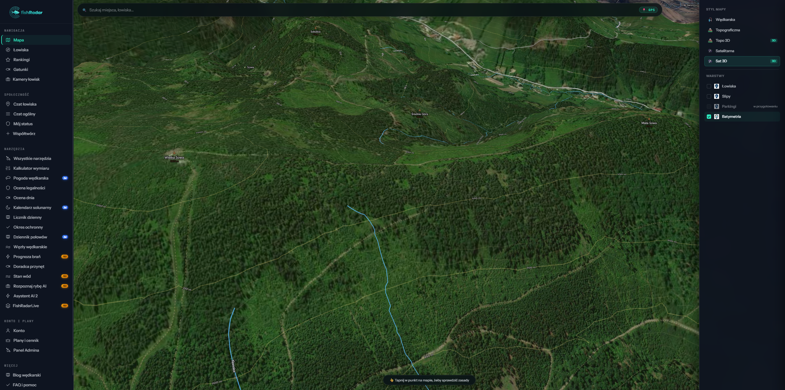 Mapa satelitarna 3D z warstwa topograficzna w fishRadar — zdjecie lotnicze terenu nakladane na trojwymiarowy model rzezby, widoczne akweny i lasy